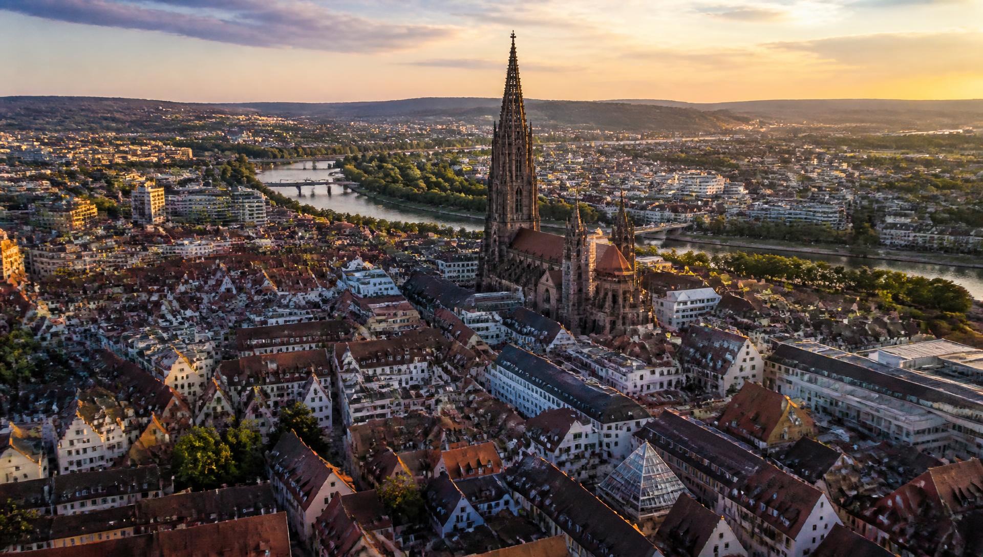 Luftaufnahme der Ulmer Innenstadt mit Münster und Donau
